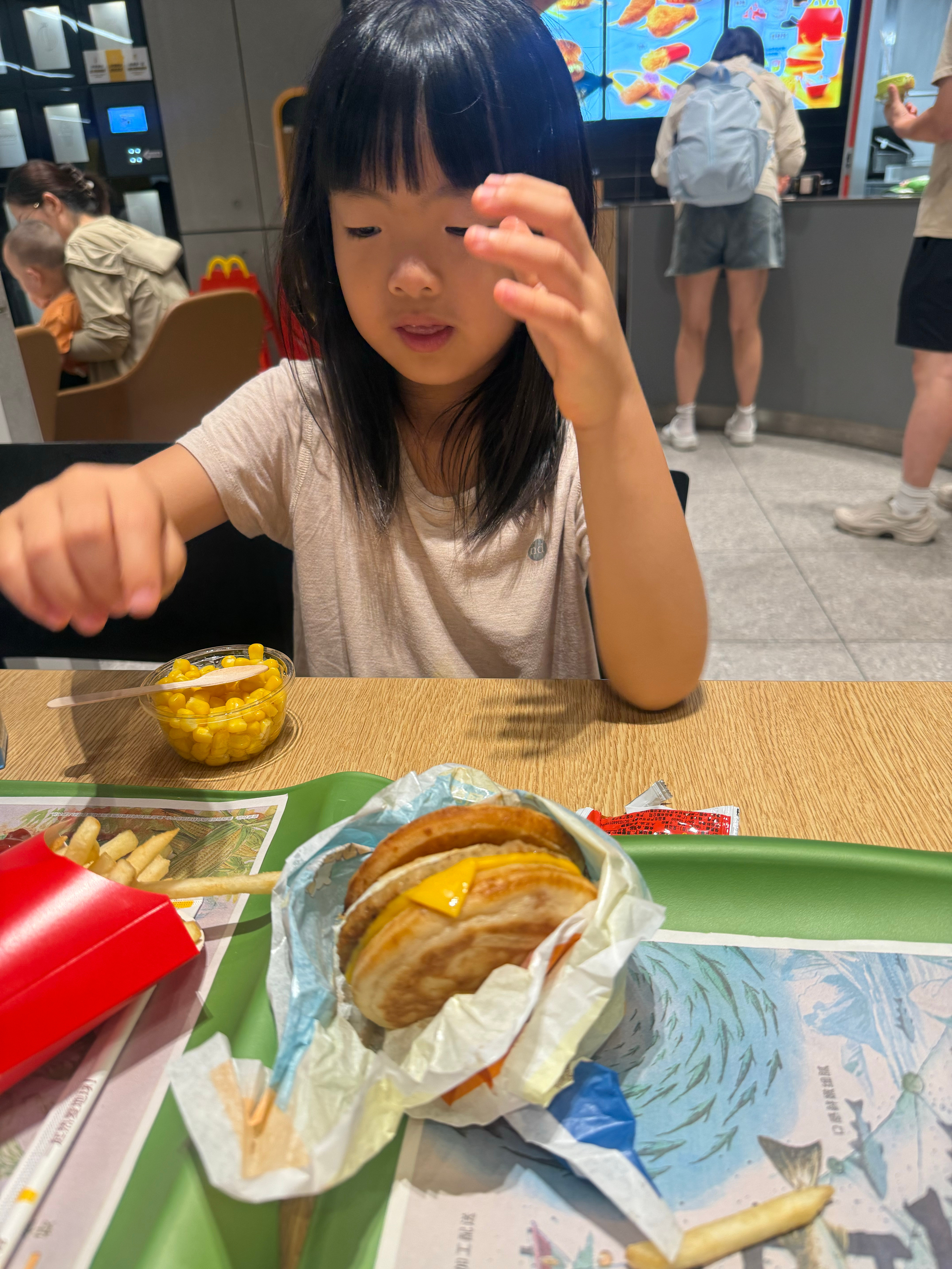 我跟妹在机场吃麦当劳吃完剩了半包薯条想让妹送给隔壁吃面的艾文碰到小陈说，别送了，