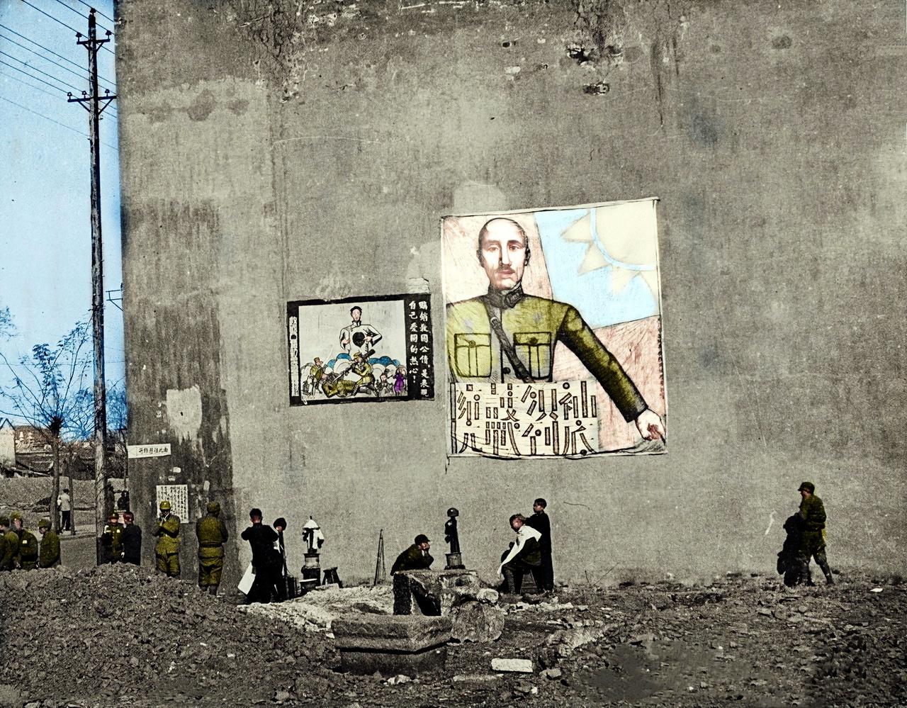 这张被命名为“在常凯申眼皮下剃头”的老照片现存于美国奥伯林学院档案馆。在街边