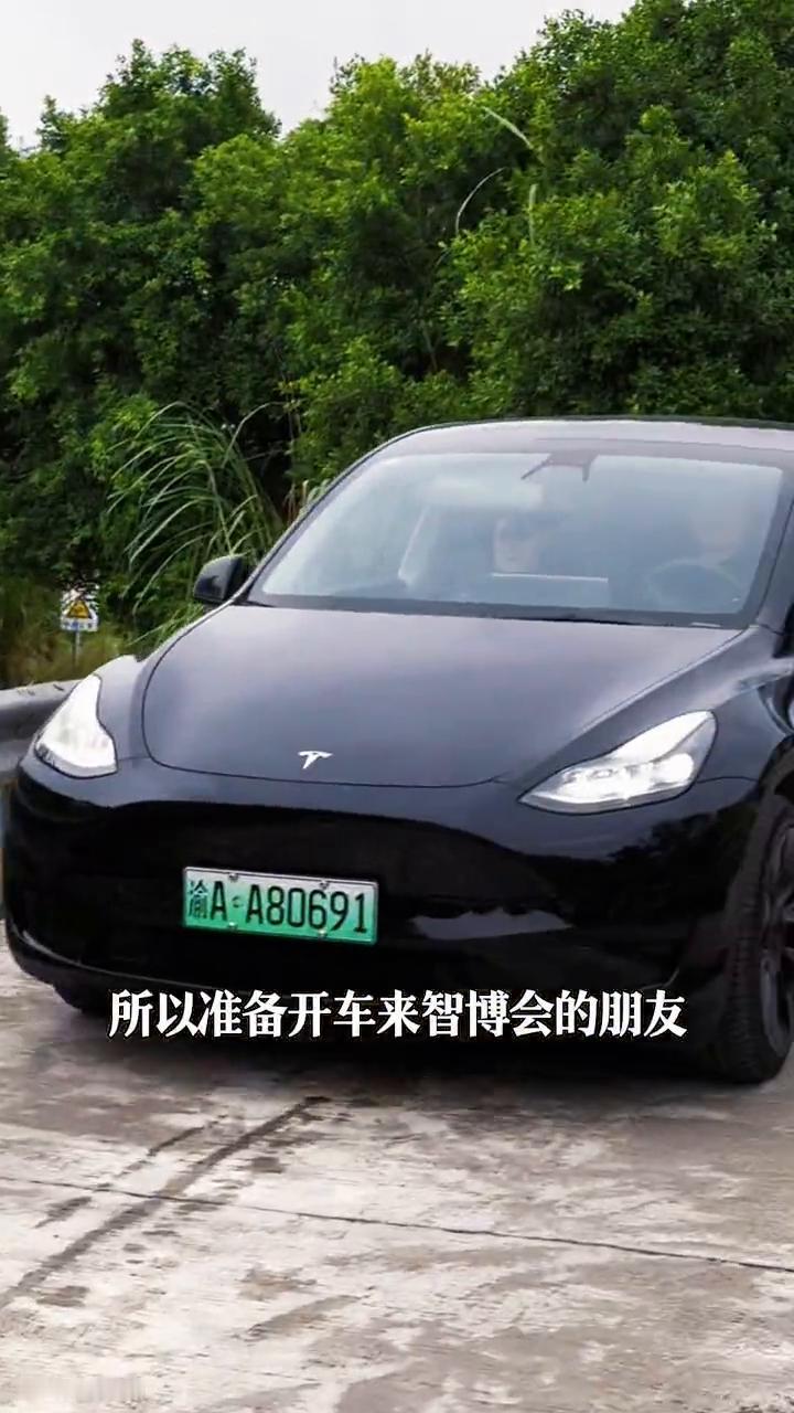 重庆智博会挤爆了，车位一位难求。重庆智博会挤爆了，现场(车位)一位难求，所以准