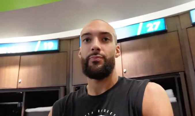 NBA常规赛，森林狼108-83击败勇士。赛后森林狼球员鲁迪-戈贝尔接受了记者