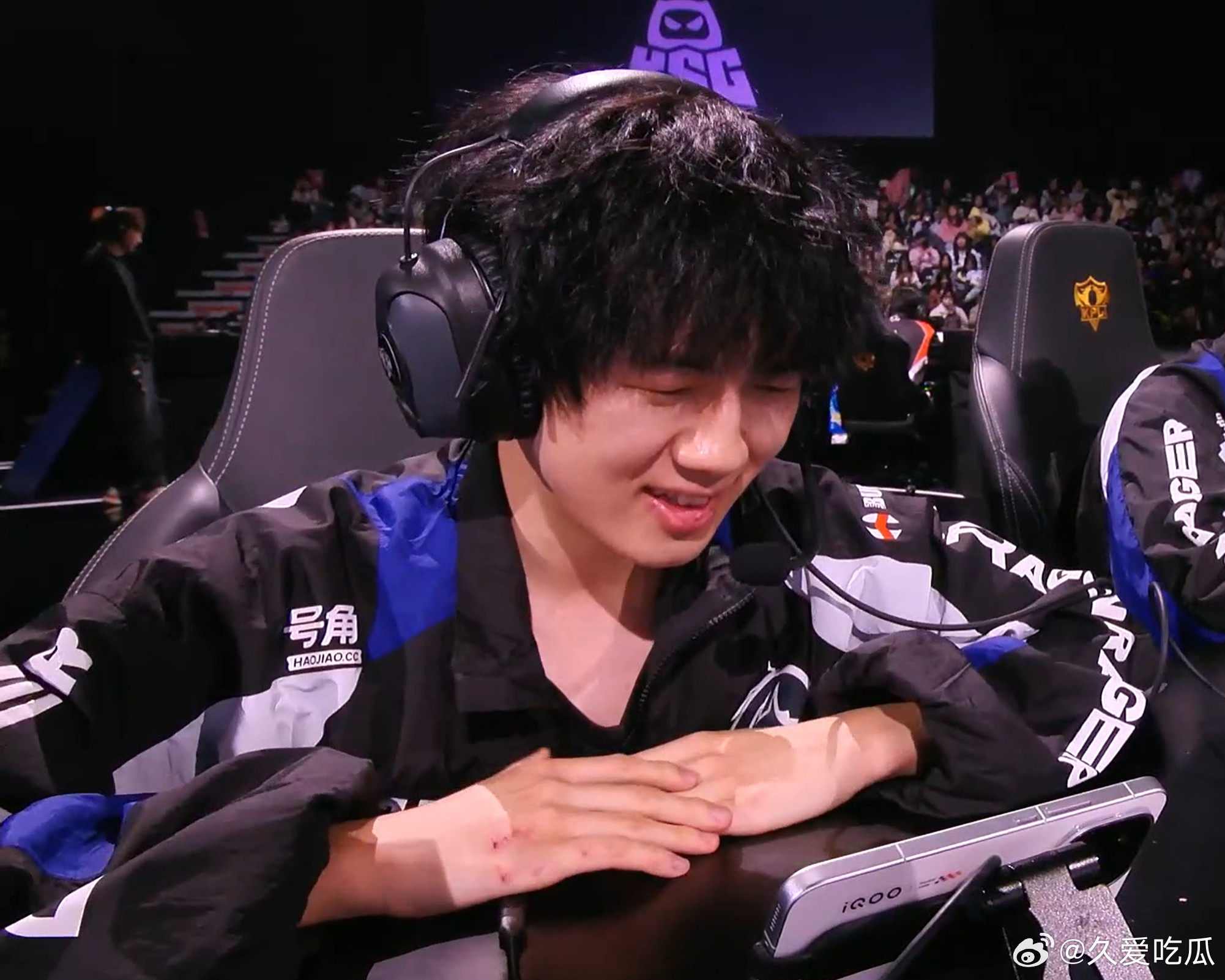 岚子的手好像破了