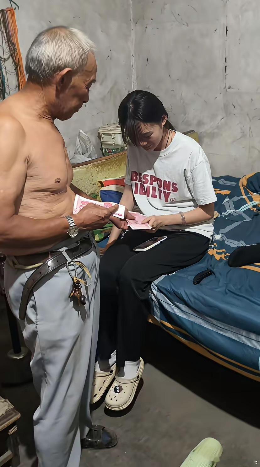 一个农村的老人自己省吃简用舍不得花钱，给孙子孙女都是大大方方的。你们小时候有过这