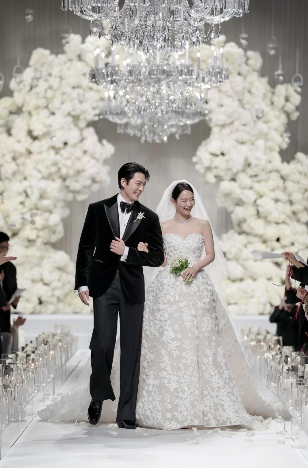 癌症确诊那年，所有人都以为这对明星情侣会散。8年后，他们在首尔教堂悄悄交换了戒指