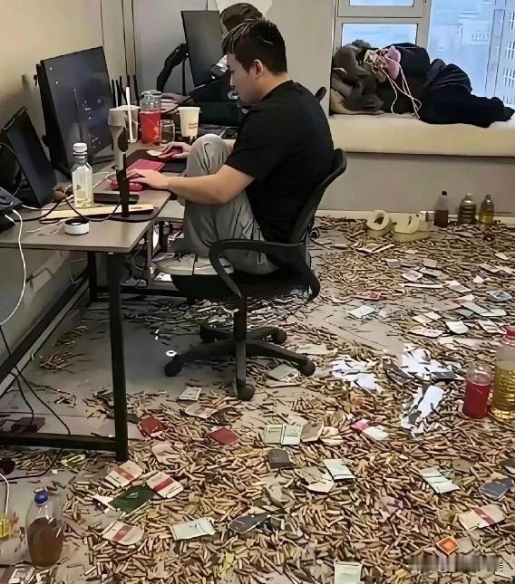 这哥们烟瘾真大啊！