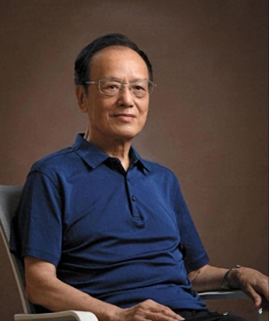 有这样一位科学家，一辈子与火炸药为伴，在高温高能的学问里甘坐"冷"板凳，用六十余