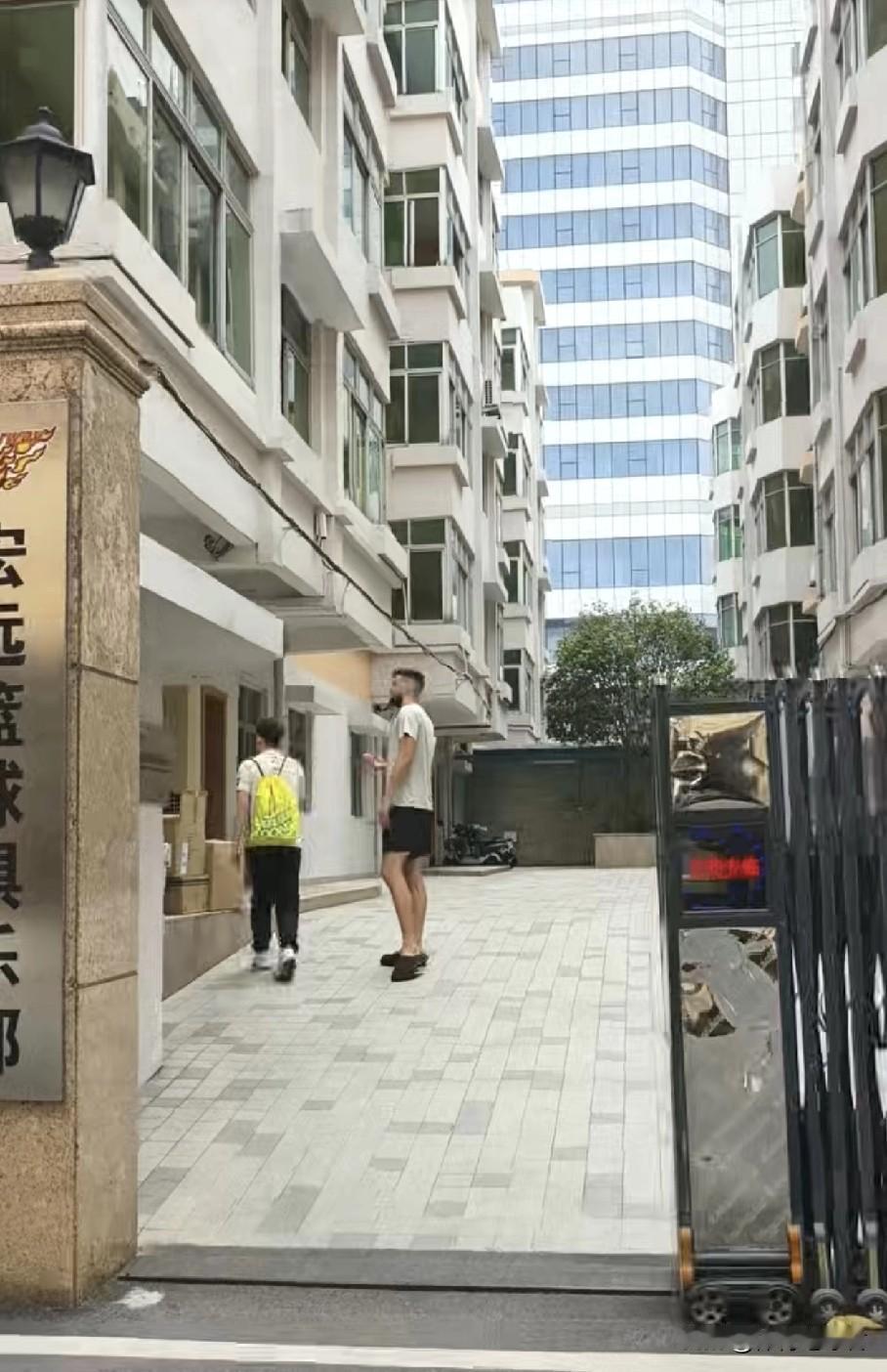 拉科塞维奇感谢杜锋！今天早上，拉科塞维奇出现在广东男篮俱乐部，这位外援对自己能