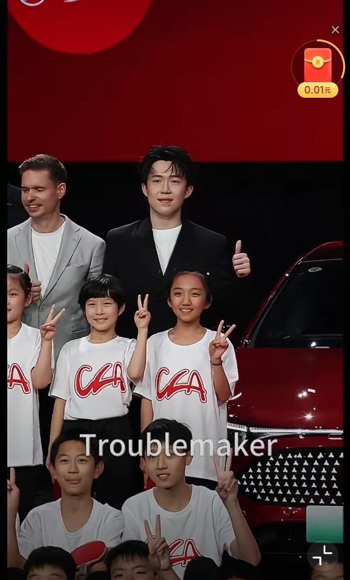 王楚钦昨晚参加了奔驰的一场发布会耶[笑着哭]，发布会上的大头穿着正装，发型酷帅，