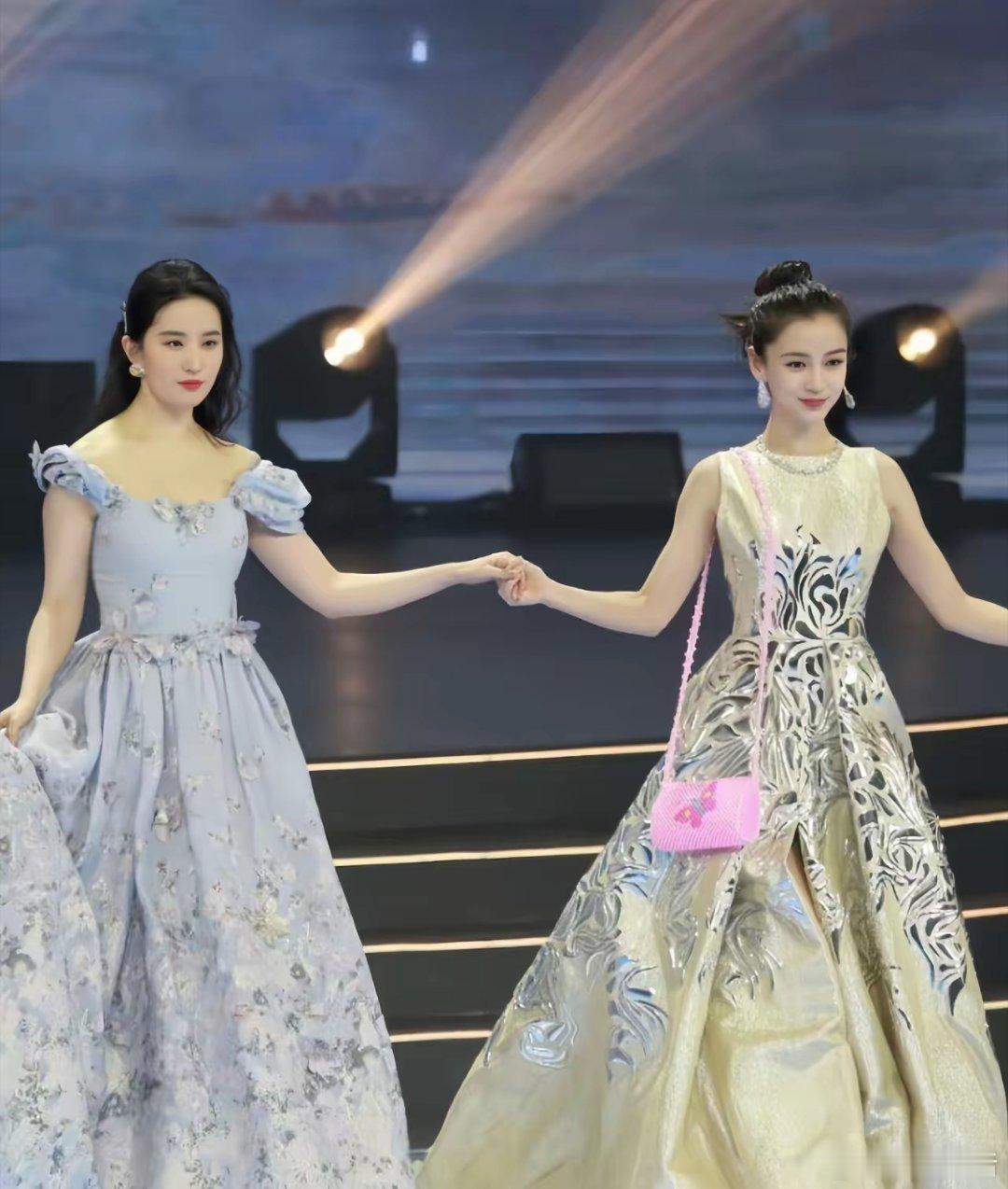 一直以为刘亦菲和杨颖是大美女和小美女的差距…