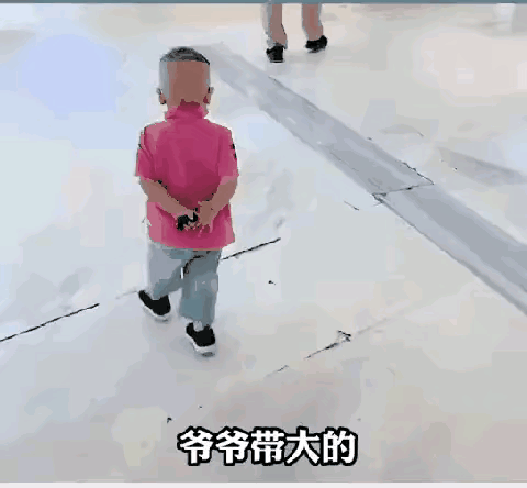 对付小人，最好离远点。不跟他争，赢了也没意思还拉低自己；不搭理他，沉默就是最有力