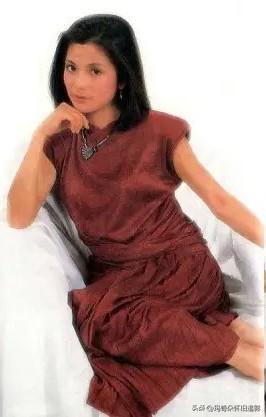 【翁美玲：这杯“酒红”，醉了40年】📽️80年代的缎面裙裹着她的娇也裹着