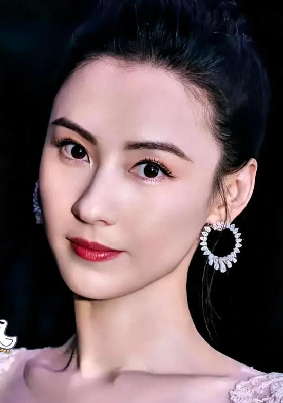 王菲肯定不舒服，明明她是谢霆锋的正牌女友，明明她才是谢霆锋最爱的女人，结果现在所