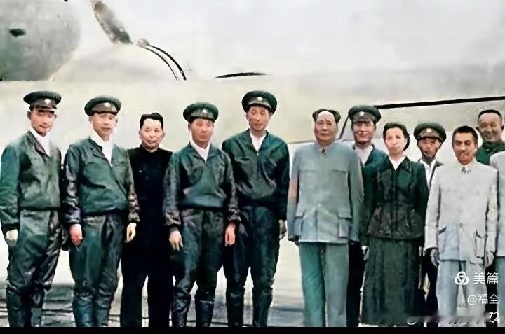 一九五三年四月，毛主席在夫人陪同下到广州视察，这是建国后毛主席第一次到广州。这是