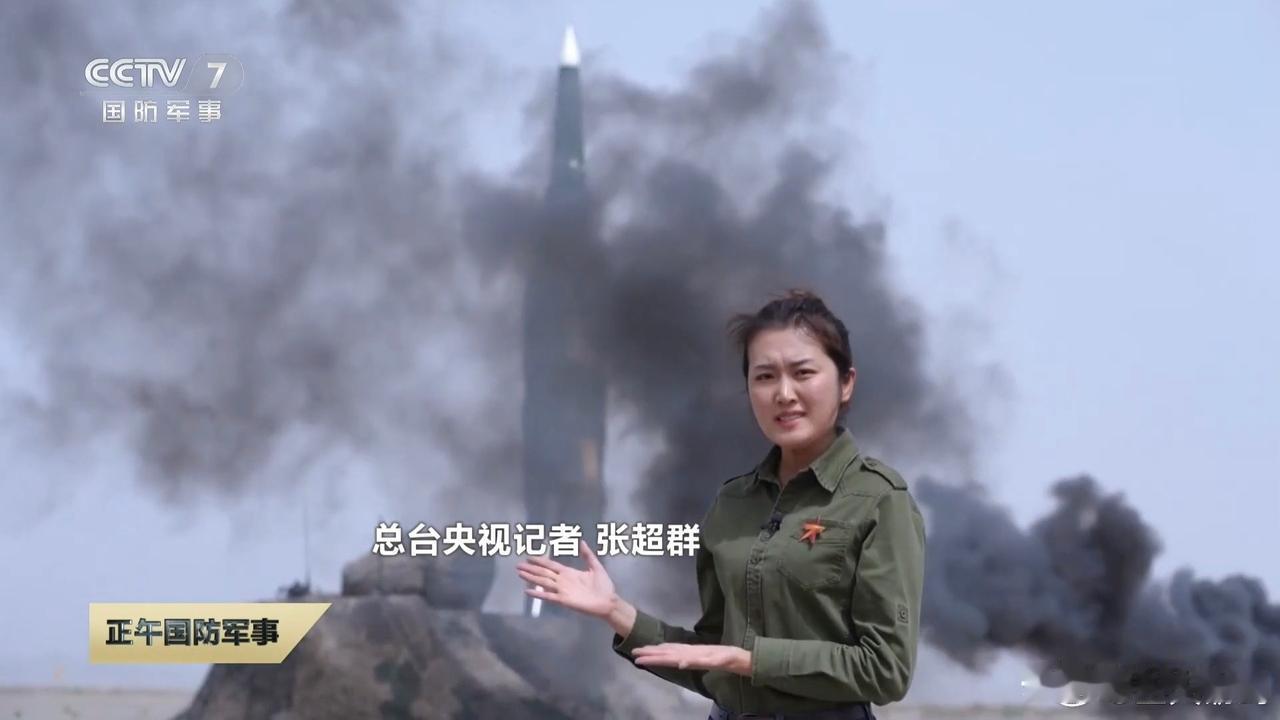 大国重器东风-26导弹发射车的外壳打开了，导弹起竖了，露出本体了，威慑意味拉满了