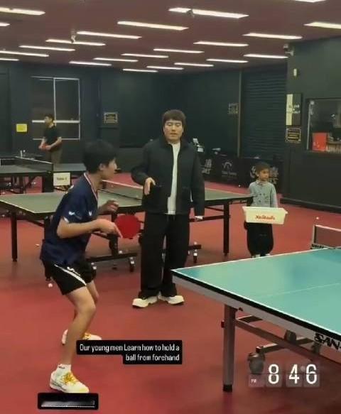 【梁靖崑来到澳大利亚悉尼RTTC乒乓球学院指导青少年选手】休赛期，梁靖崑到访悉尼