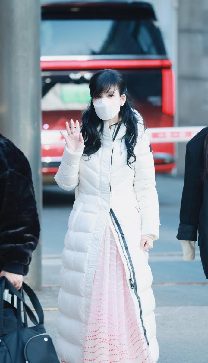 最近周慧敏现身北京，她这次搭配的很漂亮，看起来也超迷人，还很有明星范儿。周慧