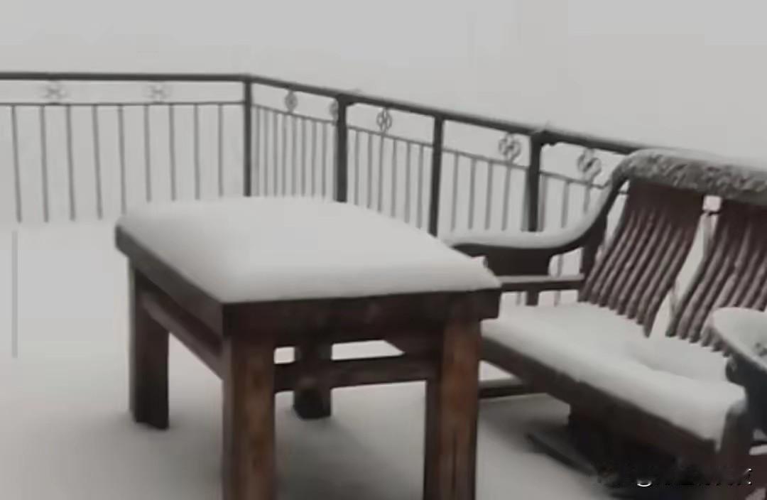 3. 湖北多地下雪积雪超10厘米：受寒潮影响，湖北多地降温（荆门降幅12℃），