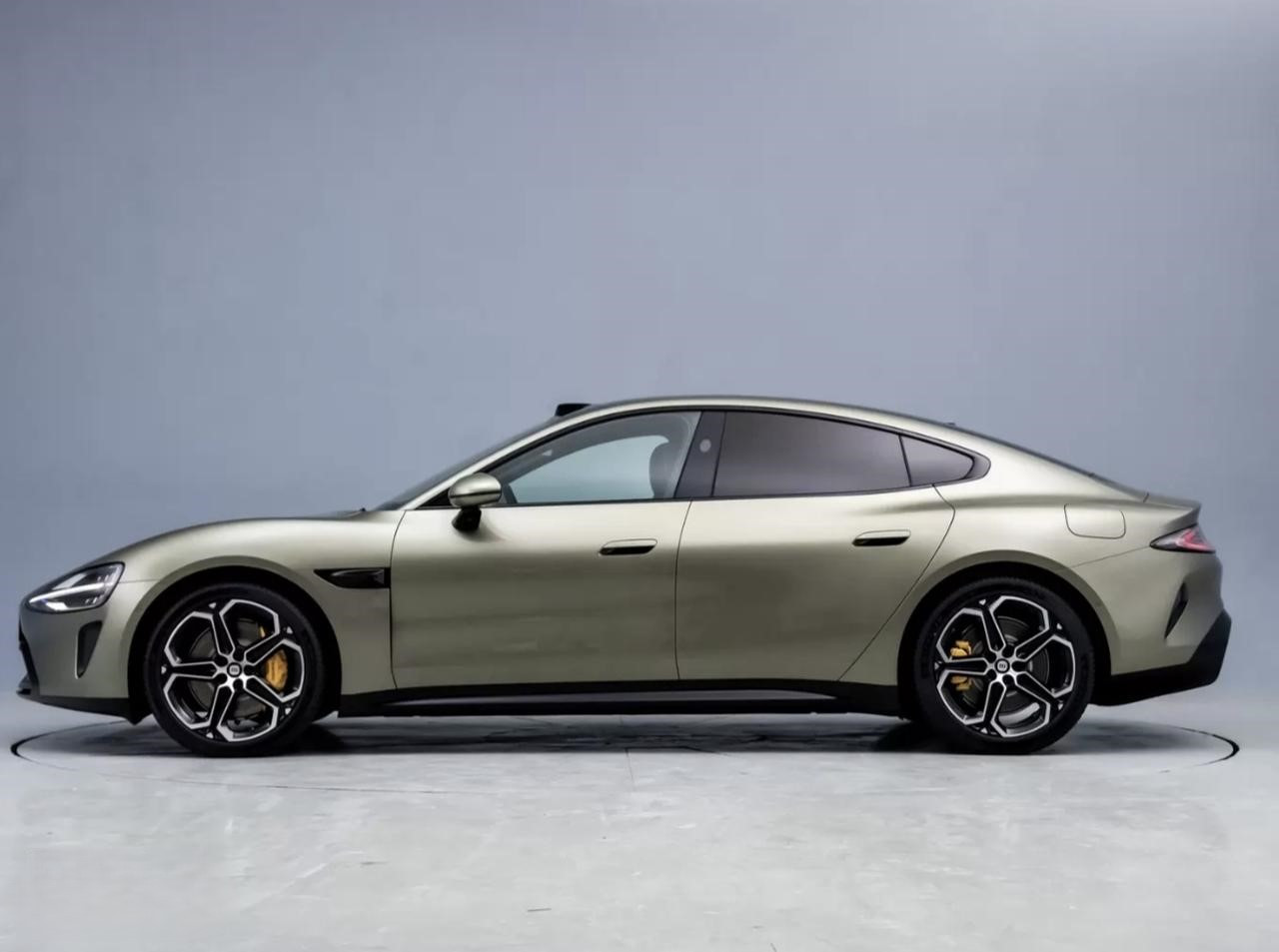 关于小米SU7的一些个人猜测1)从非隐藏门把手和车内旋钮式实体键可以看出来，小