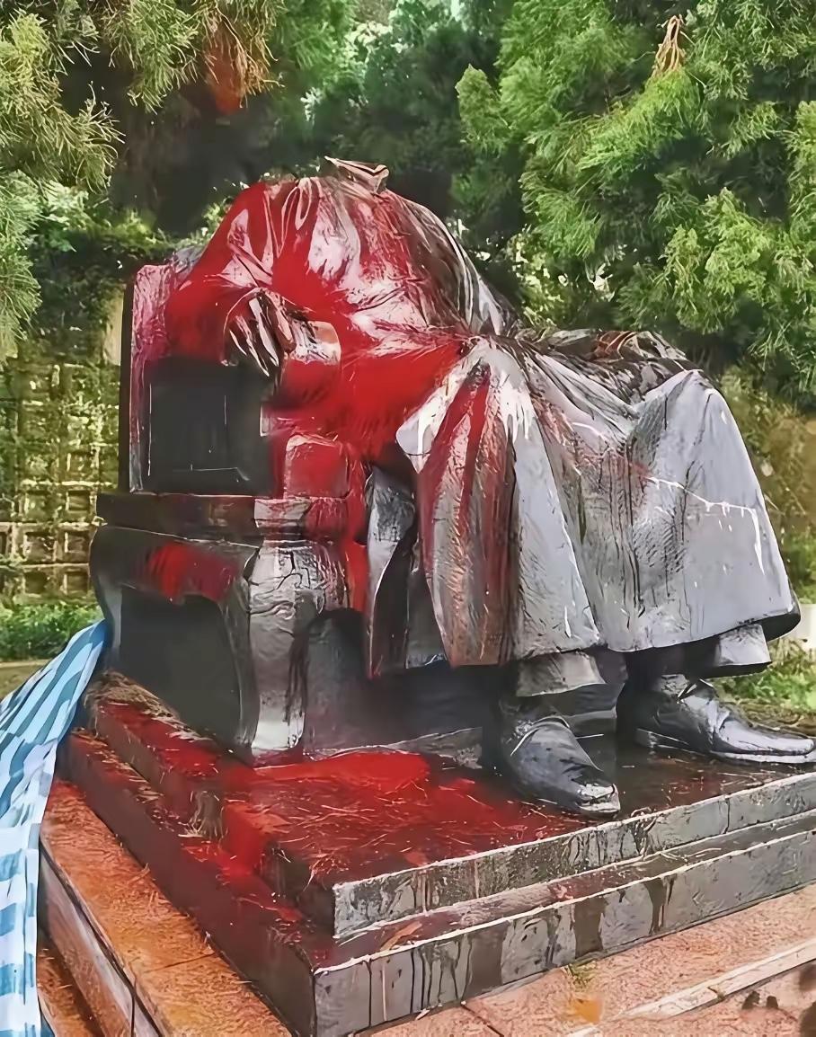 网上有人说：蒋介石真真正正成了千古罪人！他在大陆臭名昭著也就算了，在台湾也一样被