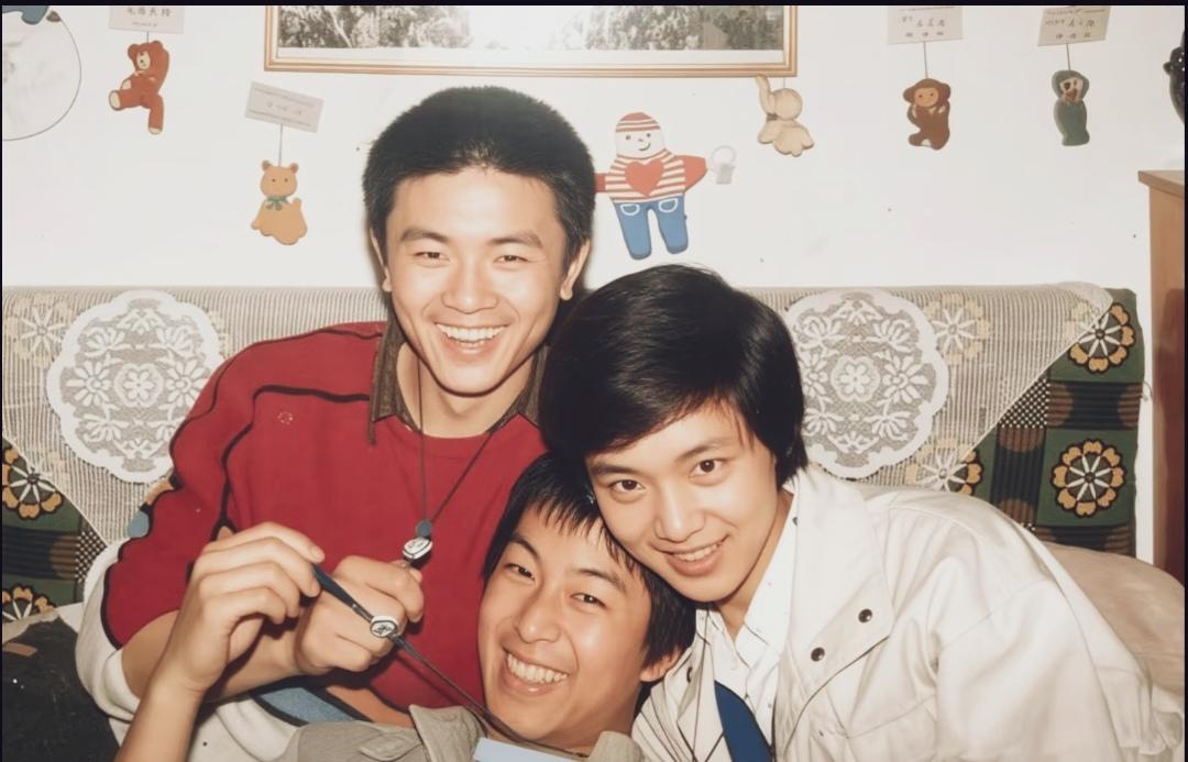 三个年轻人中张嘉译不是最帅的，却是后来最红的。