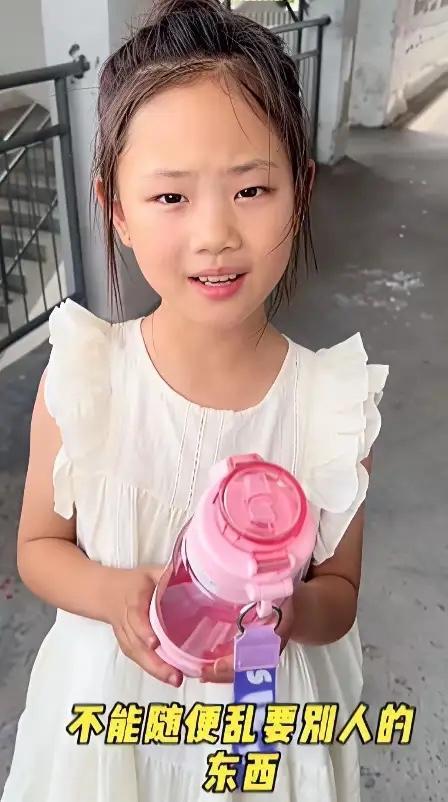 “暖心！”河南，一小女孩把女老师拉到走廊，然后小声说：“老师，你把这个水杯送给俺