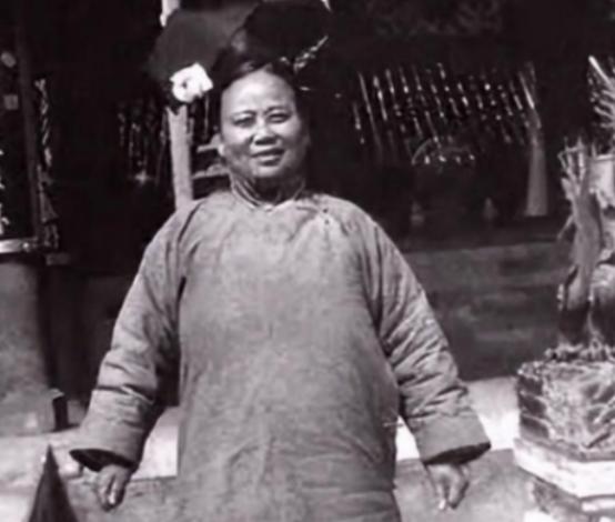 慈禧的贴身宫女回忆：入宫后，整晚都要侧着身子、夹紧双腿睡觉，期间不能改变姿势，其