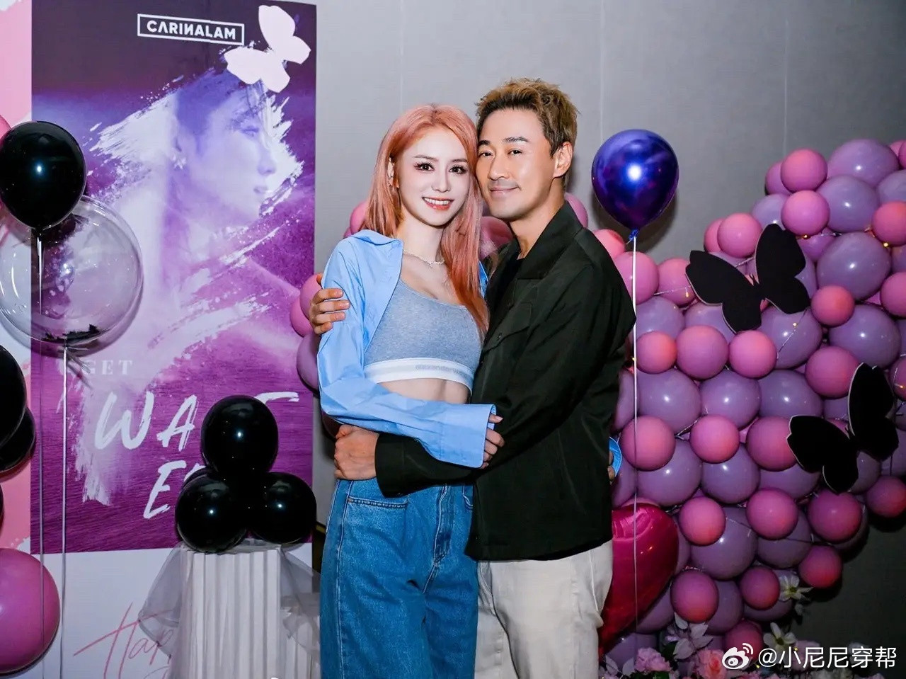 林峰老婆张馨月晒出生日聚会，她又染了鲜艳的新发色！现场蛮热闹的，估计这是林峰为老