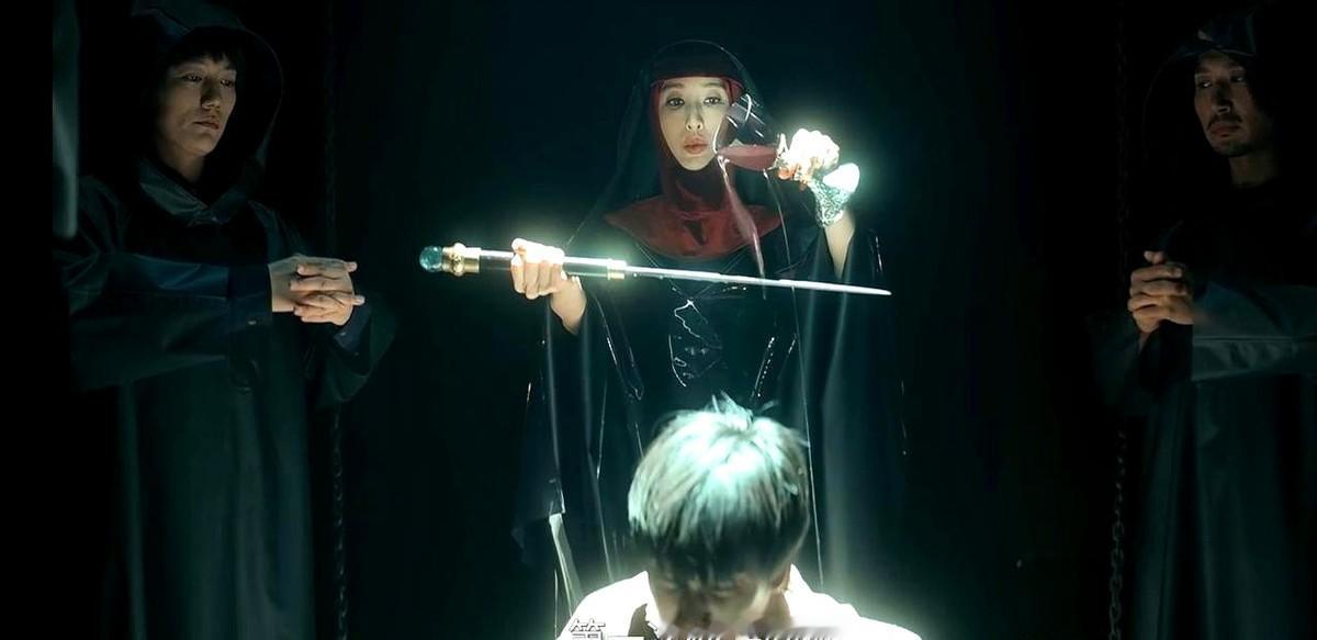 《枭起青壤》原来这才是狗牙被林喜柔处死的真相。狗牙没忍住，贪嘴吸了不该吸的血