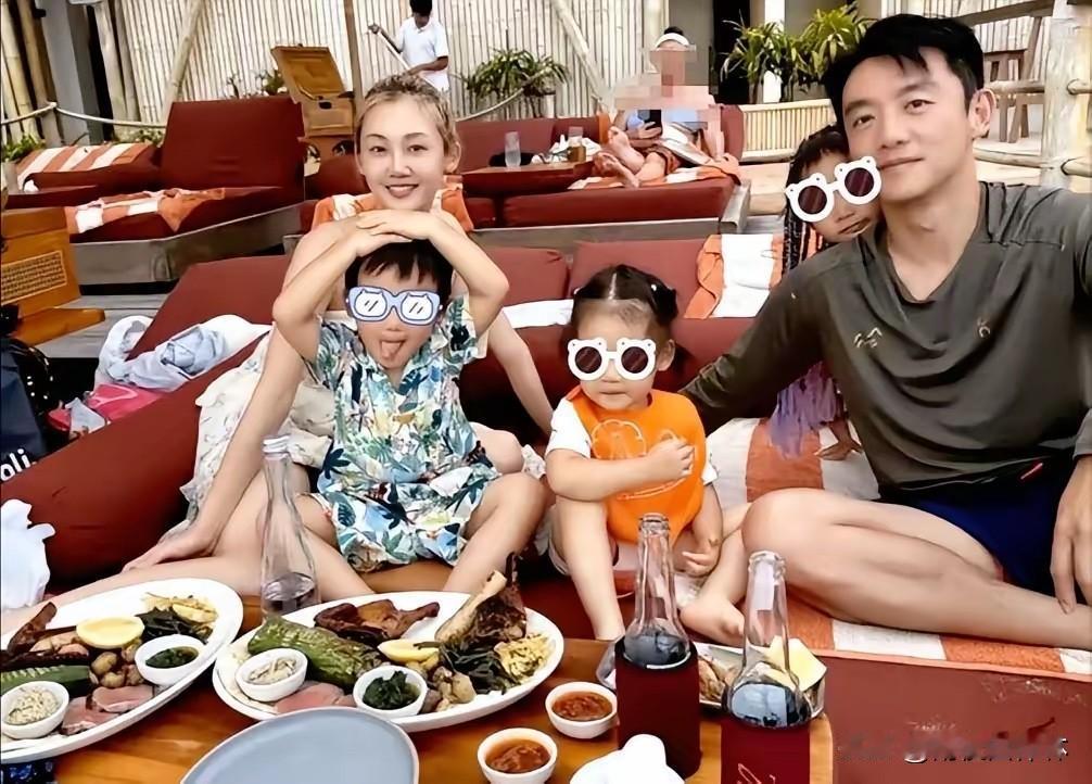 才发现，原来郑恺才是狠人。荧幕上他给观众的印象一直是嘻嘻哈哈、大大咧咧，跑男