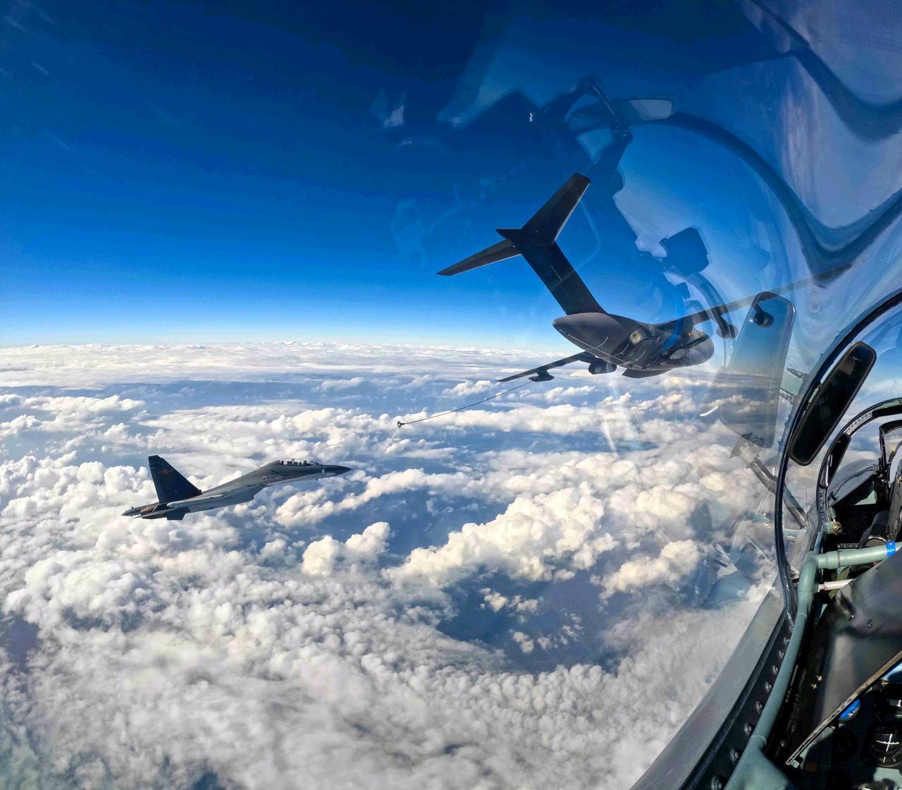 “海空雄鹰”苏-30空对空好图空中加油这张视角非常不错！