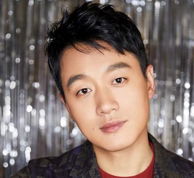 1985年，佟大为6岁，当警察的父亲在执行公务时，遭遇车祸成了植物人。那天放