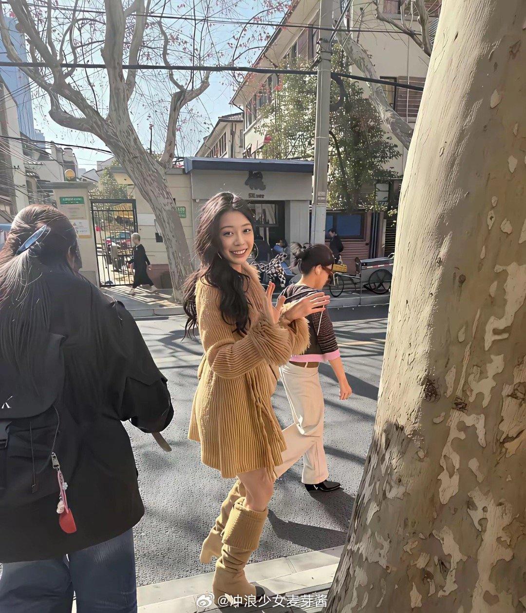 都说真人比照片漂亮一百倍，不过这是谁啊