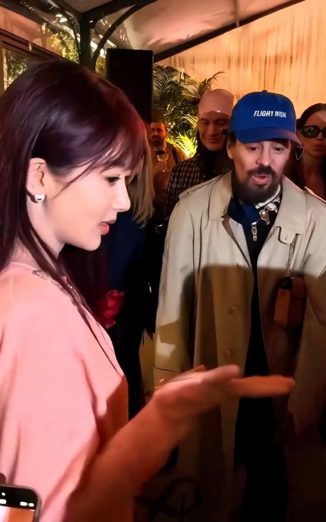 杨紫好会送礼物罗杰夫ins晒杨紫送的礼物罗杰夫在ins上晒出了杨紫送给他的紫晶葡