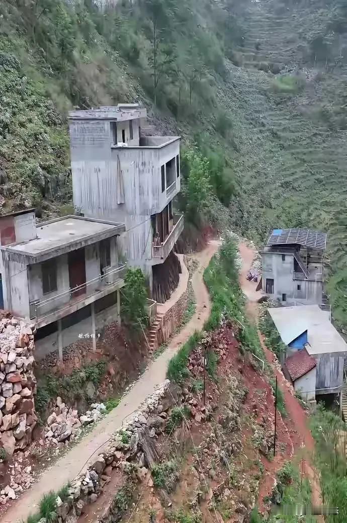 风水先生说了：此地是块风水宝地，在此处建房，会人旺财旺运气旺，家兴人兴事