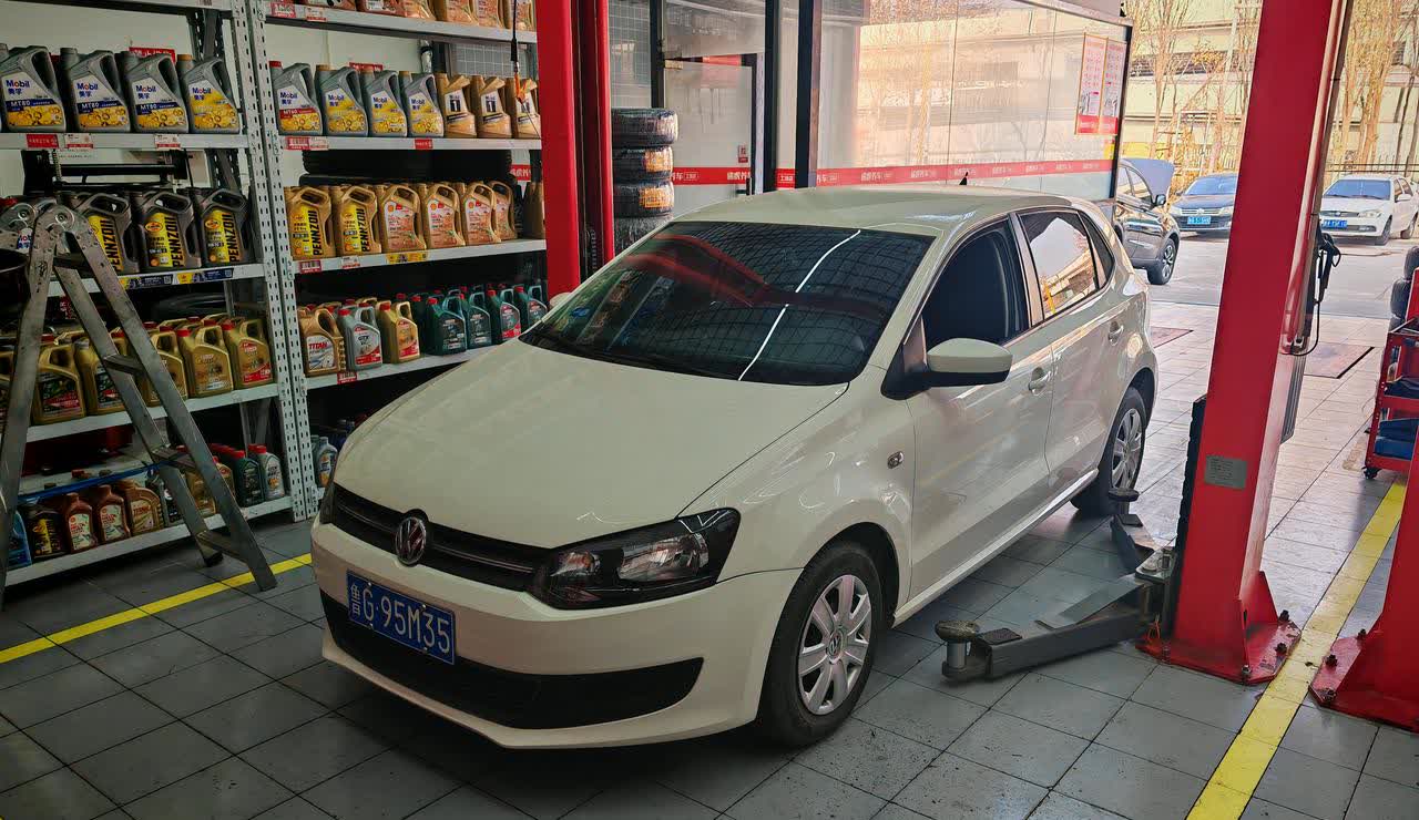 大家好，我的爱车是13年的大众polo，1.4排量的，车子外观整体比较小巧，在市