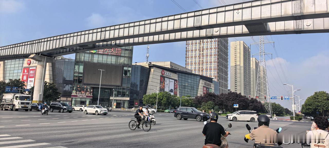 西安阳光天地，到底怎么了？好久没有去过这里，今天偶然路过发现已经物是人非。看
