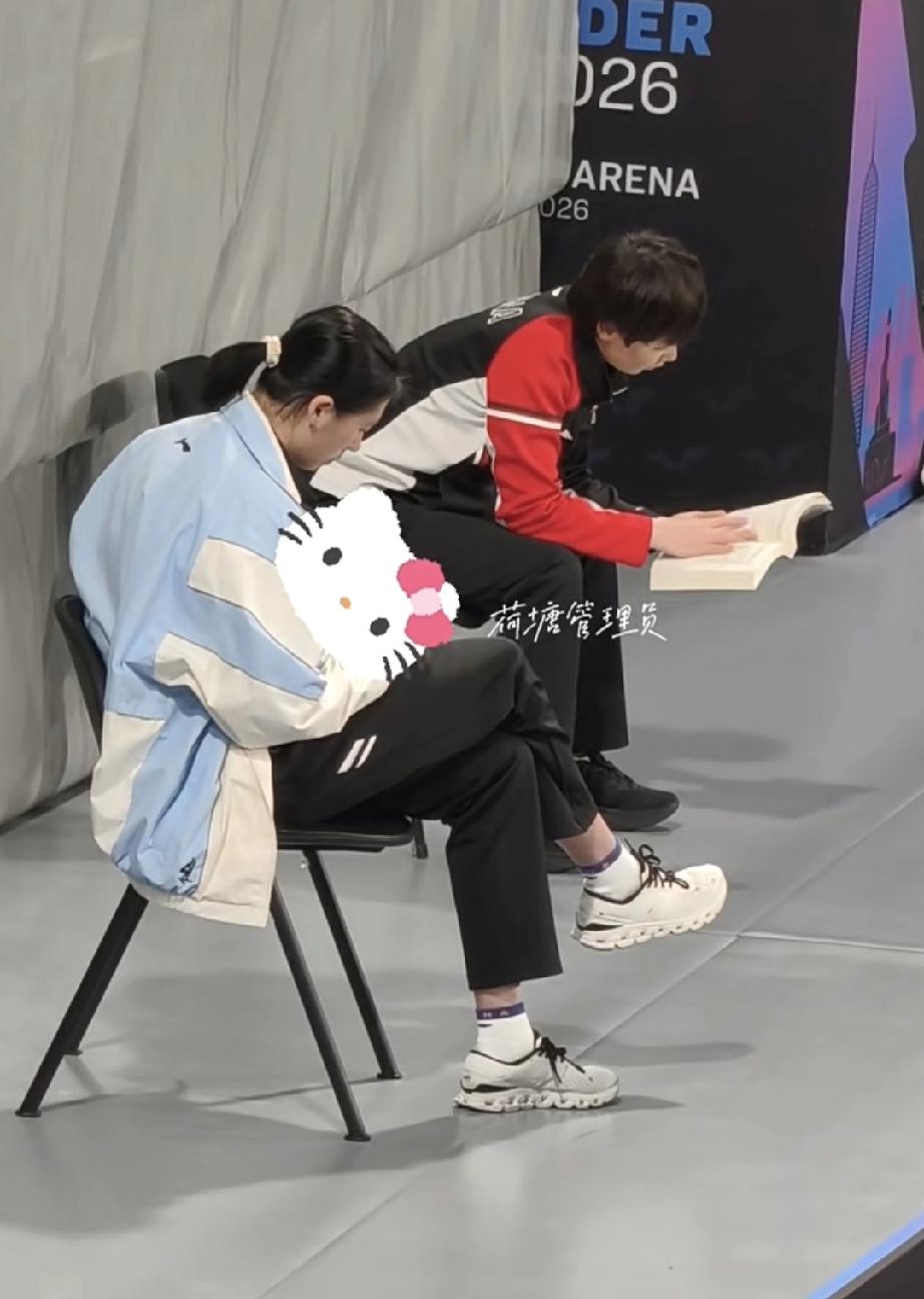 咱也不理解王曼昱咋会在闹哄哄的训练馆看的进去书，但是人家真的做到了！曼昱私底下