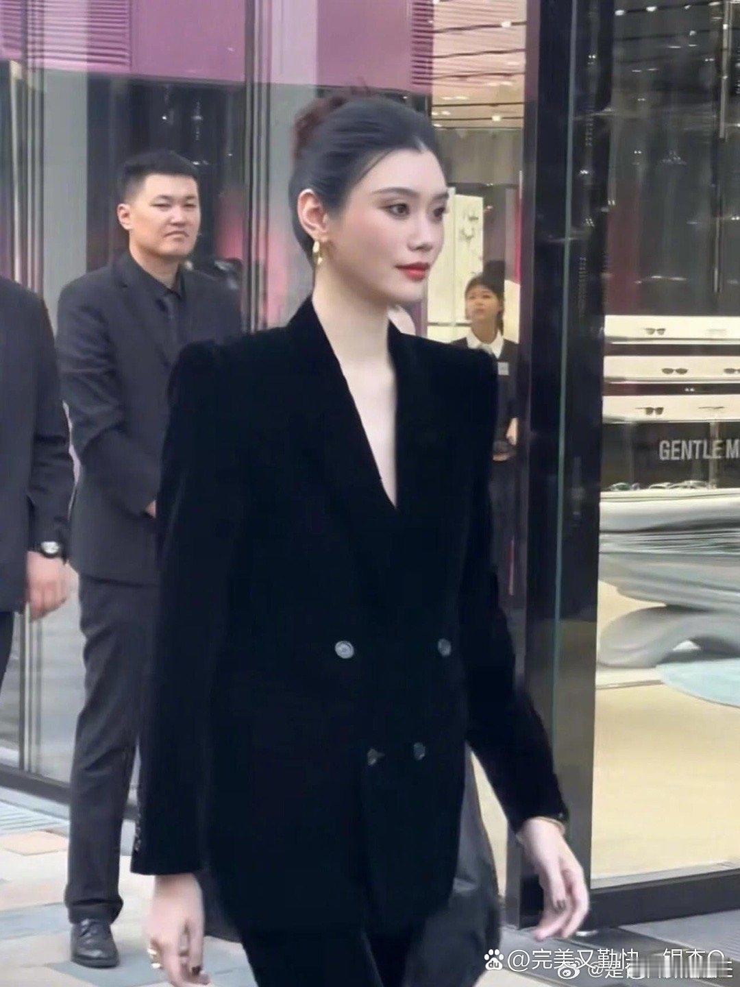 原来黑色和黑色是不一样的，奚梦瑶美得和周围的世界仿佛不在一个图层！