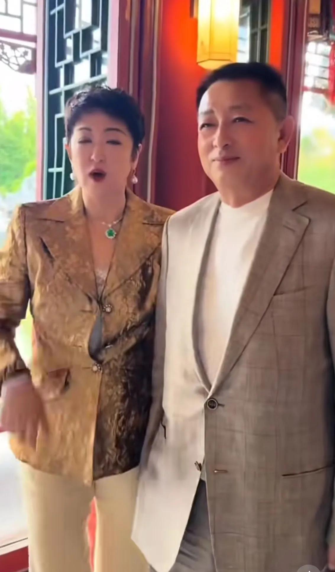 汪小菲婚礼，他的爸爸罕见现身！已经年近70岁的王泽翰，真的是太帅气精神了！父