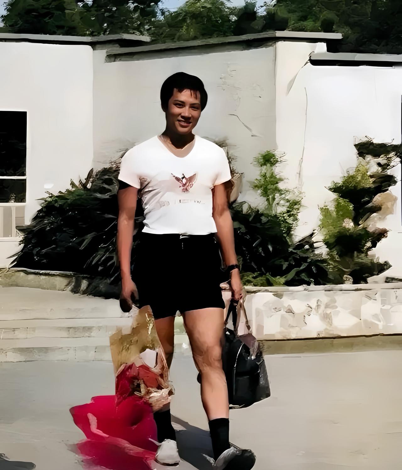 一张接近50年的老照片，1978年26岁的迟重瑞，刚从上海戏剧学院毕业一年的他，