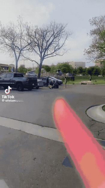 当比基尼碰上电击枪：美国女人穿三点式干扰执法，被当场放倒！美国警察现场逮捕1名穿