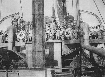 🌞1946年11月，最后一艘遣返日本人的轮船开船前，负责遣返的李修业将军登