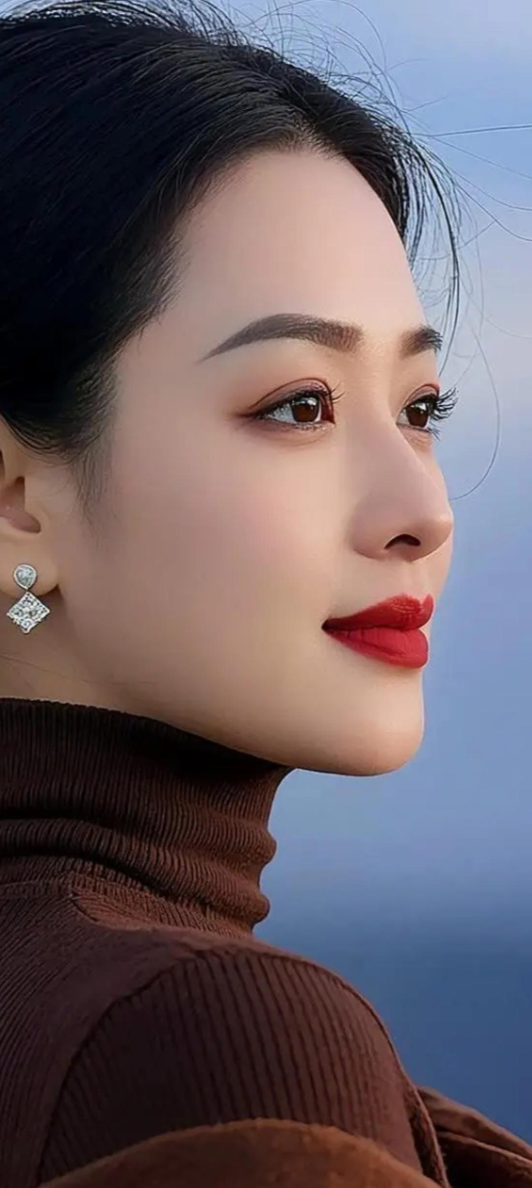 优雅红唇，闪耀耳饰，时尚棕色毛衣，完美侧颜