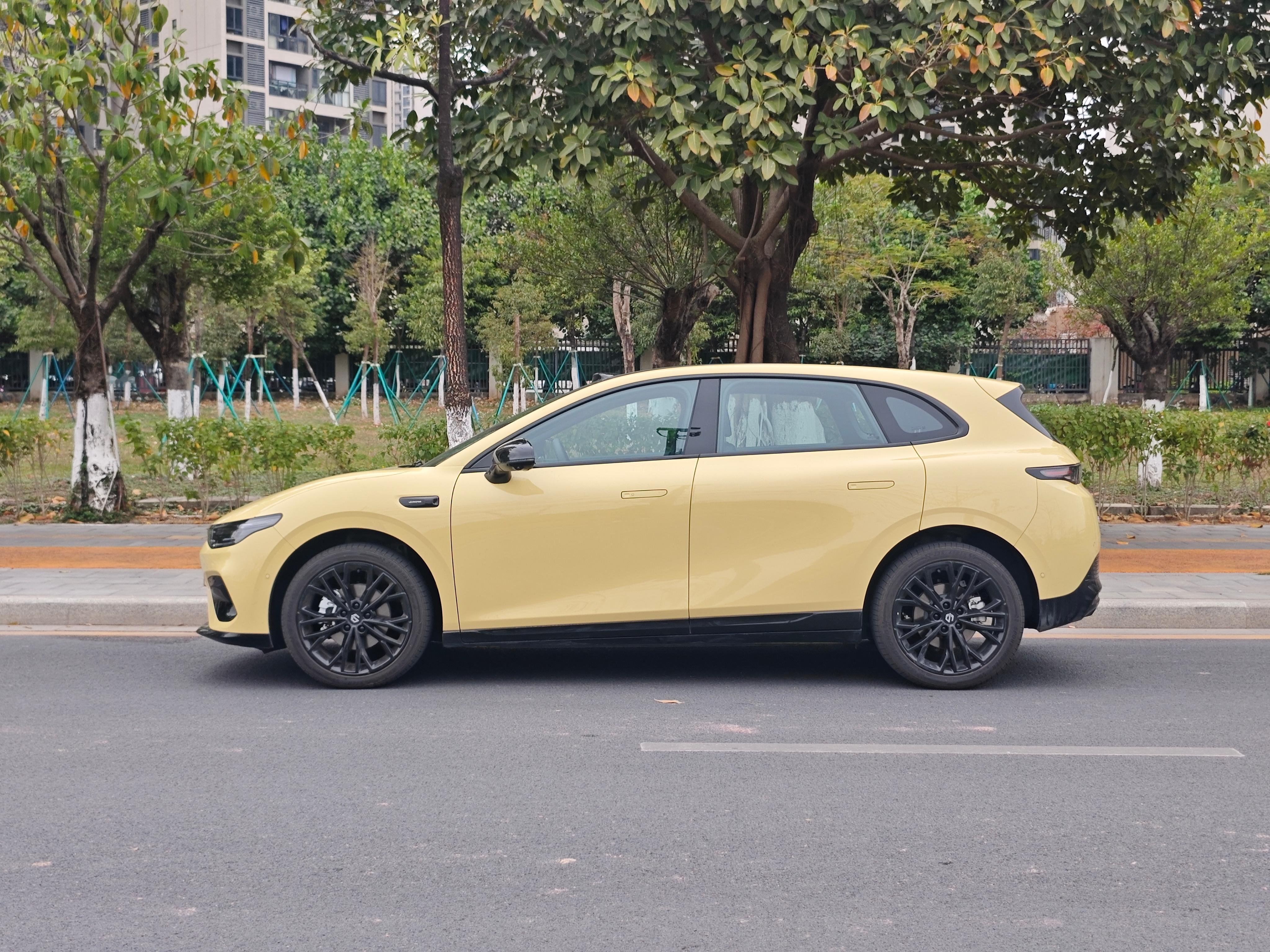 教授今天试驾了零跑Lafa5，这是一台高配车型。先说驾驶感受吧，这台车开起来并