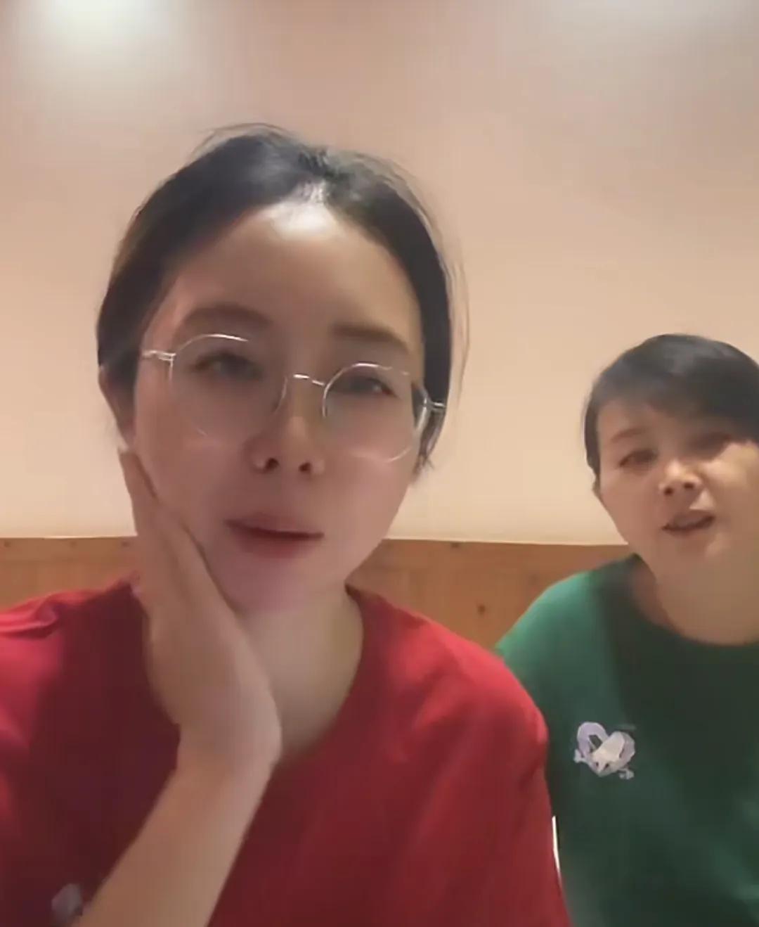 田静今天晚上和母亲一块儿直播！看场景是在宾馆里！宾馆的光线太暗，看的不是很清