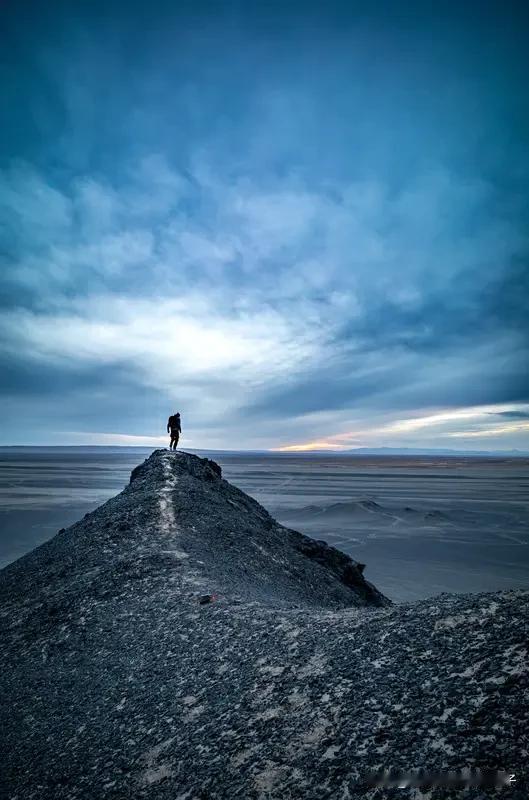 人真正值得骄傲的是什么?人真正值得骄傲的，不是被随意的喜欢，而是被坚定选择。很