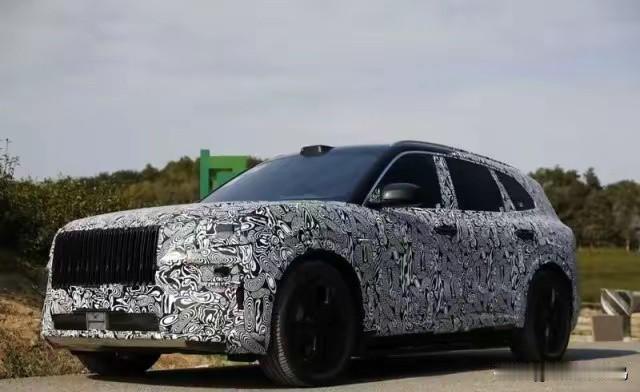 极氪从9X开始尝到了商务就得有油有电的红利了极氪8X有谍照了现在连9s都出来