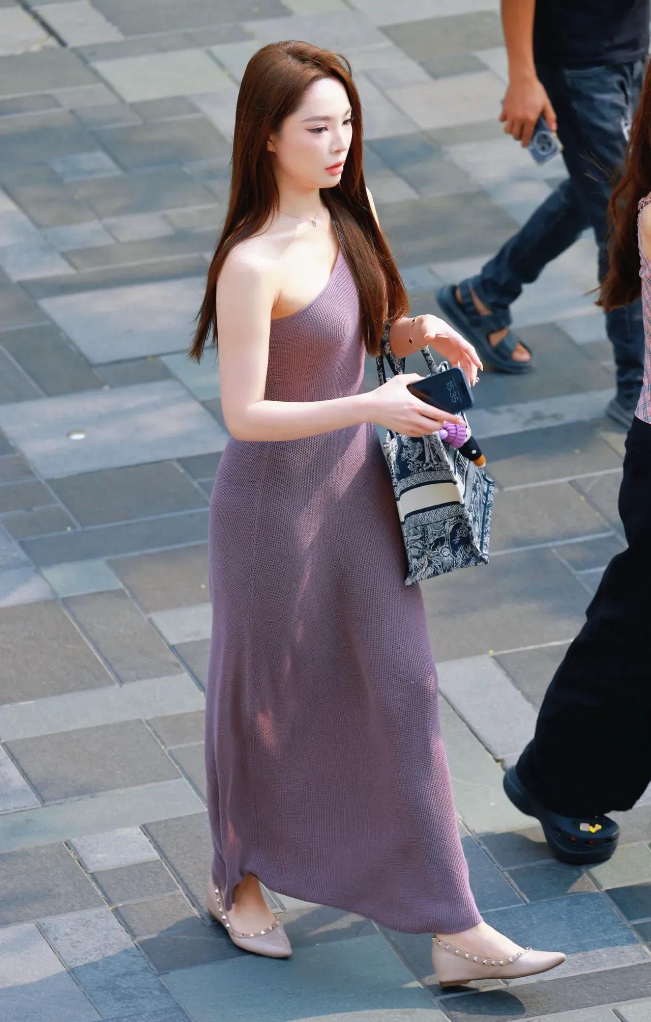 优雅紫色长裙，漫步街头，时尚与自信并存包臀裙怎么穿不显肚子卡其色风衣配什么裙子