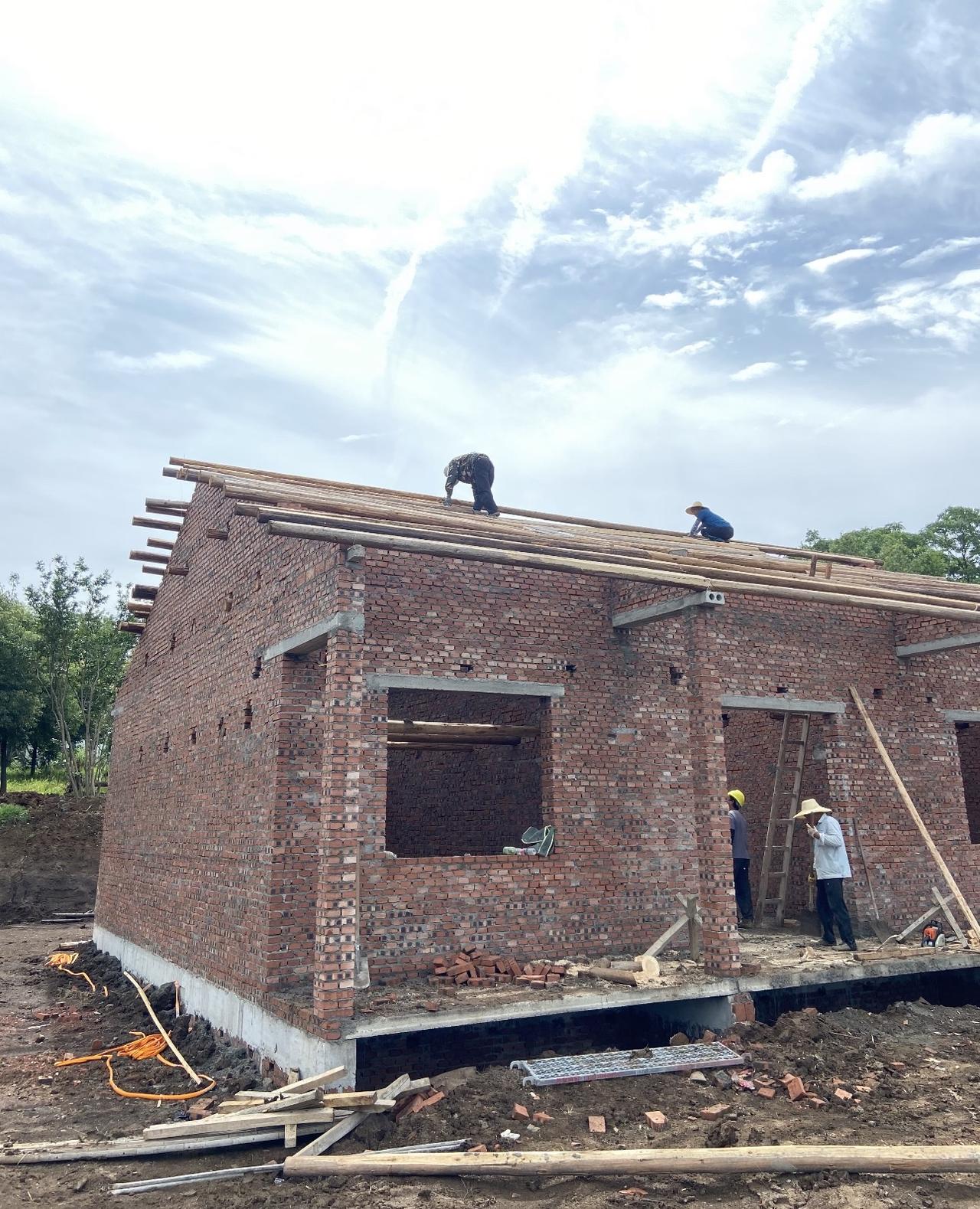 话说科学的尽头是玄学。有个亲戚家盖新房，上大梁那天，按老规矩得放鞭炮、说吉祥话