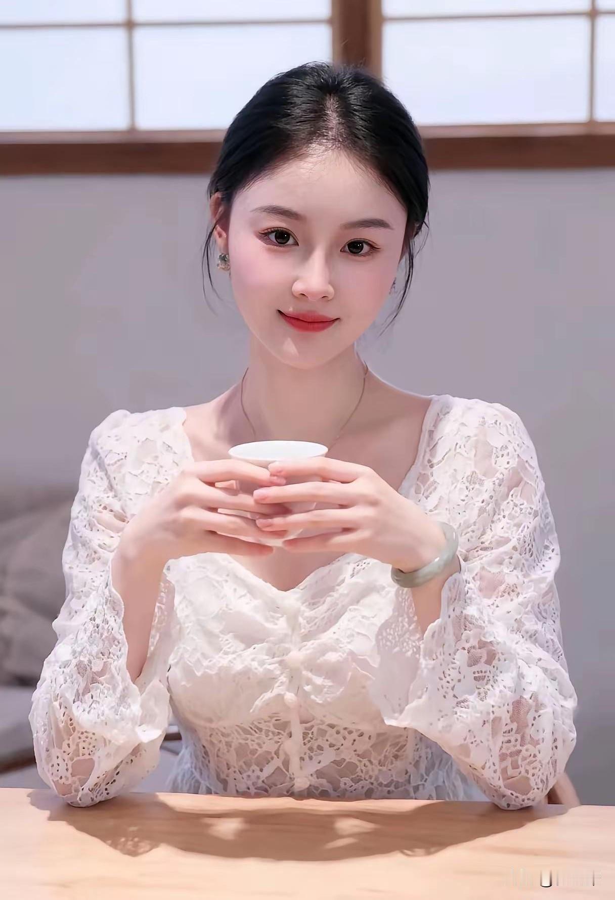 我女同事的天真的塌了，她才35岁，在公司做财务，每月工资5000多，前几天上班，
