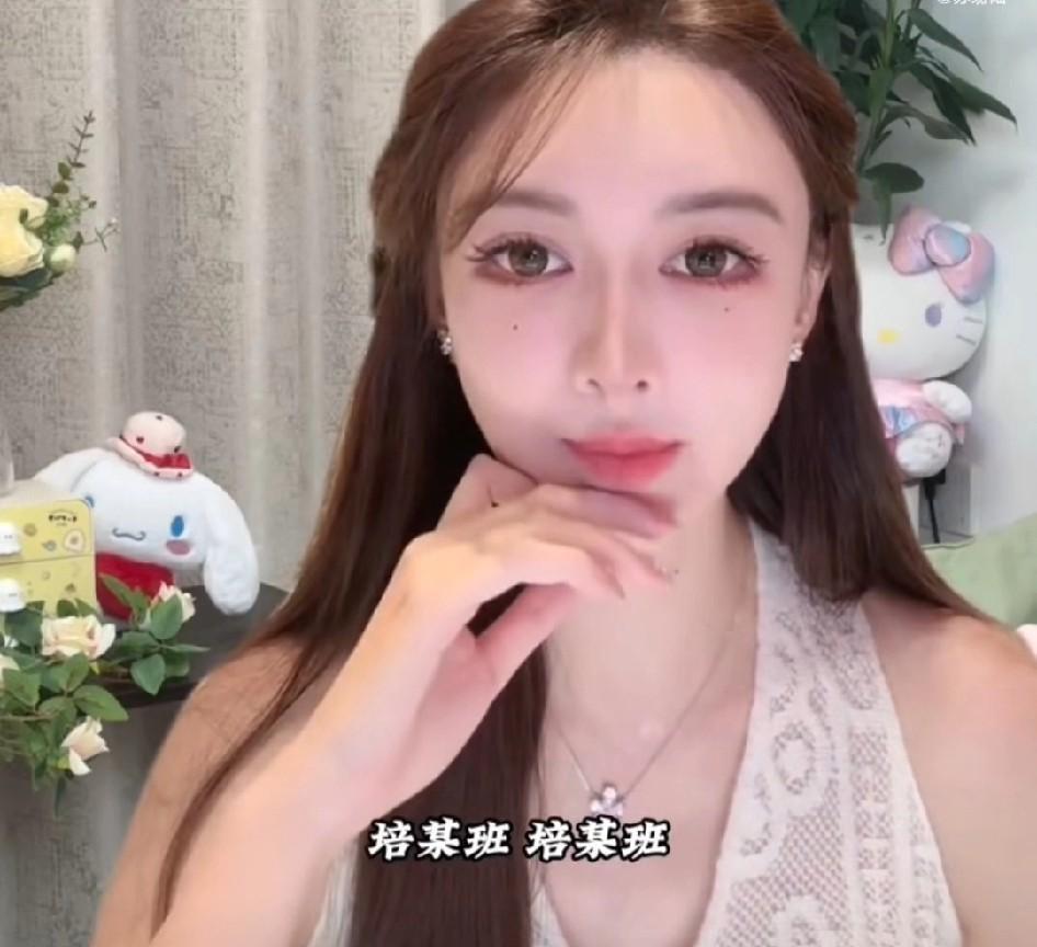 叶珂直播时说：“根本就没有名媛培训班，我听说我的事情后，还真有人在上海弄了一个名